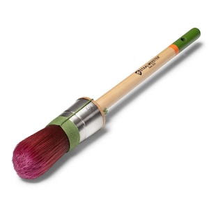 Könnte beinhalten: Ein roter und grüner Pinsel mit einem Holzstiel und einer Metallzwinge. Der Stiel trägt den Aufdruck "STAALMEESTER since 1920".