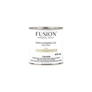 Puede incluir: Una lata blanca de Fusion Mineral Paint Stain & Finishing Oil, todo en uno. La lata es de 8 onzas líquidas y tiene una etiqueta de precaución.