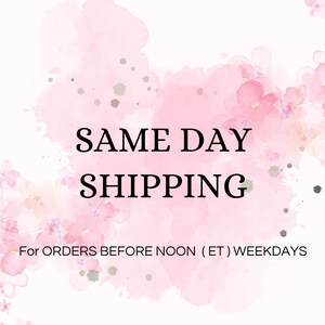 K&ouml;nnte beinhalten: Rosafarbener Aquarellhintergrund mit zarten floralen Details. Der Text lautet "SAME DAY SHIPPING" und "For ORDERS BEFORE NOON (ET) WEEKDAYS".