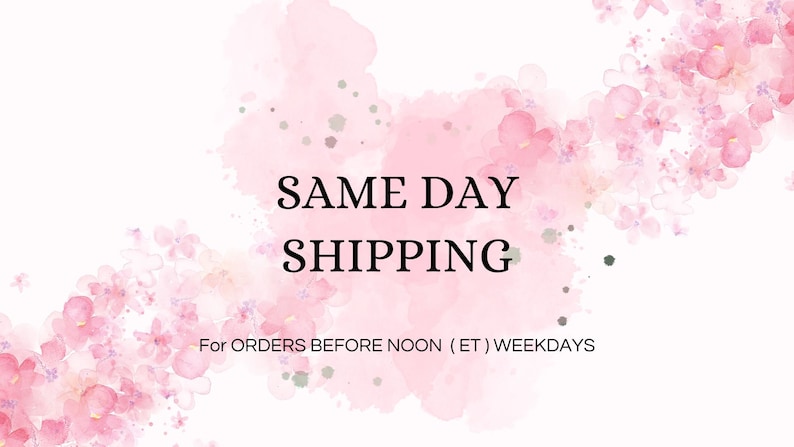 K&ouml;nnte beinhalten: Rosafarbener Aquarellhintergrund mit zarten floralen Details. Der Text lautet "SAME DAY SHIPPING" und "For ORDERS BEFORE NOON (ET) WEEKDAYS".