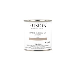 Könnte beinhalten: Eine Dose Fusion Mineralfarbe Stain & Finishing Oil in der Farbe Taupe. Die Dose enthält 8 Flüssigunzen und hat ein Warnhinweis-Etikett.
