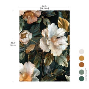 Könnte beinhalten: Florale Wandkunst mit großen weißen und pfirsichfarbenen Blüten mit goldenen Akzenten und grünen Blättern auf dunklem Hintergrund. Das Kunstwerk ist 59,4 cm breit und 84 cm hoch.