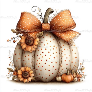 Può includere: Una grande zucca bianca con pois arancioni, sormontata da un grande fiocco a pois arancioni. La zucca è decorata con due girasoli, piccole bacche arancioni e ramoscelli sottili. Una zucca arancione più piccola si trova alla base a destra.