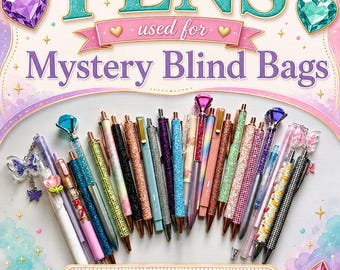Può includere: Una collezione di penne decorative con varie finiture tra cui glitter, metallizzate e motivi stampati, alcune con topper a forma di gemma o ciondoli a farfalla, presentate sotto il testo Examples of PENS used for Mystery Blind Bags.