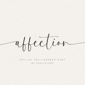 Può includere: La parola affection è scritta in un carattere corsivo nero e fluido. Sotto la parola principale, il testo STYLISH CALLIGRAPHY FONT BY PENCULTURE appare in un carattere maiuscolo sans-serif più piccolo e semplice su uno sfondo chiaro e strutturato.