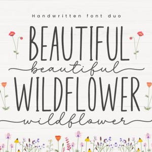 Op de afbeelding: Een digitale afbeelding met de woorden "BEAUTIFUL WILDFLOWER" in een handgeschreven lettertype duo. Het ontwerp bevat bloemaccenten en een decoratieve rand van wilde bloemen aan de onderkant. De achtergrond heeft een lichte houtnerftextuur.