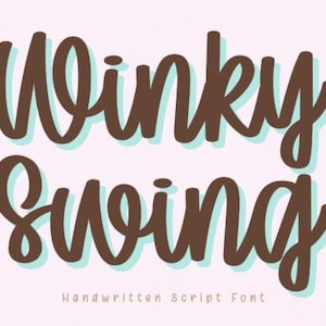 Op de afbeelding: De tekst Winky Swing wordt weergegeven in een bruin, handgeschreven scriptlettertype met een lichtblauwe schaduw. Onder de hoofdtekst staan de woorden Handwritten Script Font in een kleiner, eenvoudig, bruin schreefloos lettertype op een roze achtergrond.