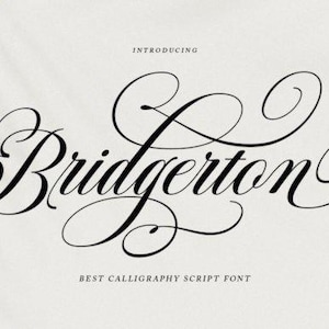 Könnte beinhalten: Elegantes schwarzes Schriftart-Design mit dem Wort "Bridgerton" in einem fließenden, kalligraphischen Stil. Der Text "Introducing" steht darüber und "Best Calligraphy Script Font" darunter, alles auf cremefarbenem Hintergrund.