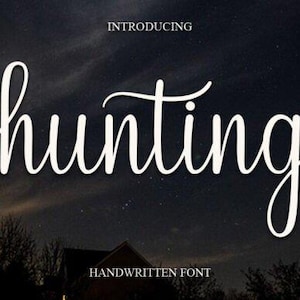 Peut inclure: Graphique numérique avec le mot "hunting" écrit dans une police manuscrite fluide. Le texte blanc se détache sur un ciel nocturne sombre et étoilé. Les mots "INTRODUCING" et "HANDWRITTEN FONT" sont au-dessus et en dessous.