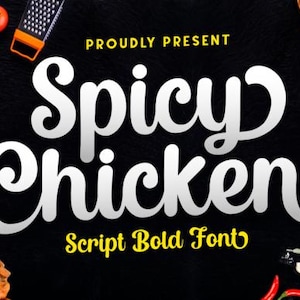 Op de afbeelding: Een zwarte achtergrond met de woorden "Spicy Chicken" in een witte, vette scriptletter. De tekst "PROUDLY PRESENT" en "Script Bold Font" zijn geel. De afbeelding bevat voedingsmiddelen zoals kruiden, tomaten en kip.