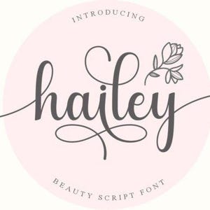 Op de afbeelding: Een logo met de naam "Hailey" in een sierlijk, cursief lettertype, in donkergrijs. De naam staat in een zachtroze cirkel. De woorden "Introducing" en "Beauty Script Font" zijn ook aanwezig.