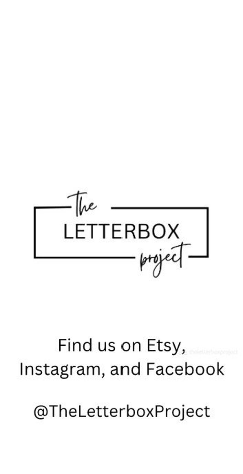 Pu&ograve; includere: Logo in bianco e nero per The Letterbox Project. Il logo presenta il testo "The Letterbox Project" in un riquadro rettangolare con una linea sopra e sotto il testo. Il testo "project" &egrave; scritto in corsivo sotto il riquadro.