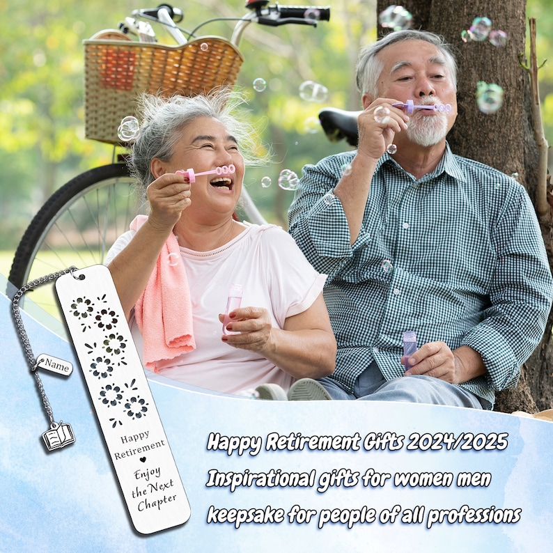 Puede incluir: Un marcap&aacute;ginas plateado con un dise&ntilde;o decorativo y el texto "Happy Retirement Enjoy the Next Chapter". El marcap&aacute;ginas est&aacute; colgado de una cadena plateada con una peque&ntilde;a etiqueta que dice "Name".