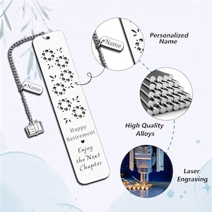 Puede incluir: Marcap&aacute;ginas de plata con un dise&ntilde;o de fuegos artificiales grabado con l&aacute;ser y el texto "Happy Retirement Enjoy the Next Chapter". El marcap&aacute;ginas tiene un peque&ntilde;o amuleto de plata con la palabra "Name" grabada. El marcap&aacute;ginas est&aacute; unido a una cadena de plata.