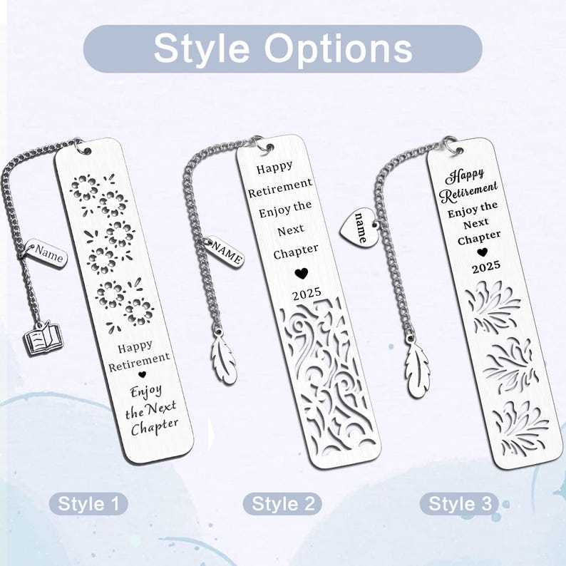 Puede incluir: Tres estilos diferentes de dise&ntilde;os de marcap&aacute;ginas de plata. Cada marcap&aacute;ginas presenta un dise&ntilde;o diferente, que incluye un patr&oacute;n floral, un patr&oacute;n de espiral y un patr&oacute;n de fuegos artificiales. Los marcap&aacute;ginas est&aacute;n todos grabados con el texto "Happy Retirement Enjoy the Next Chapter" y el a&ntilde;o "2025".