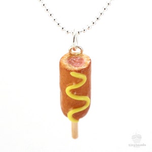 Duftende Corn Dog Halskette, Essen Schmuck, Miniatur Essen Schmuck, Zustand Fair Schmuck, Karneval Essen Schmuck, Ahornsirup duftend, Junk-Food
