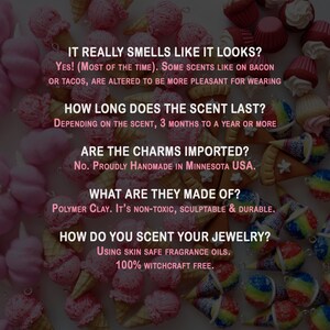Op de afbeelding: Een close-up van kleurrijke ijshoorntjescharms gemaakt van polymer clay. De tekst luidt: "Ruikt het echt zo als het eruitziet? Ja! (Meestal). Sommige geuren, zoals spek of taco's, worden aangepast om ze draagbaarder te maken. Hoe lang duurt de geur? Afhankelijk van de geur, 3 maanden tot een jaar of langer. Worden de charms ge&iuml;mporteerd? Nee. Met trots handgemaakt in Minnesota, VS. Waarvan zijn ze gemaakt? Polymer clay. Het is niet-toxisch, kneedbaar en duurzaam. Hoe parfumeer je je sieraden? Met huidvriendelijke geuroli&euml;n. 100% heksvrij."