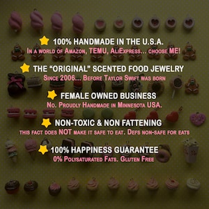 Op de afbeelding: Een gele achtergrond met een verscheidenheid aan miniatuur voedselsieradencharms. De charms zijn gemaakt van polymer clay en zijn gevormd als cupcakes, donuts, ijshoorntjes, macarons en andere zoete lekkernijen. De tekst op de afbeelding luidt: "100% handgemaakt in de VS. In een wereld van Amazon, Temu, AliExpress... Kies mij! De "Originele" geparfumeerde voedselsieraden Sinds 2006... Voordat Taylor Swift werd geboren Vrouwelijke onderneming Nr. Trots handgemaakt in Minnesota, VS. Niet-toxisch & niet-vettend Dit feit maakt het NIET geschikt om te eten. Definitief niet geschikt om te eten 100% Geluksgarantie 0% onverzadigde vetten. Glutenvrij"