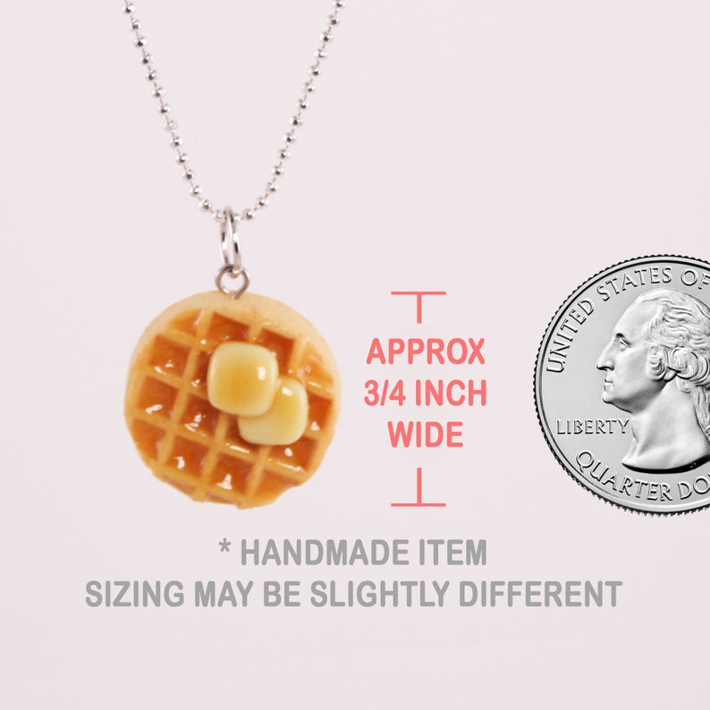 Op de afbeelding: Een zilveren ketting met een kleine, ronde, gele wafelbedel met twee klontjes boter erop. De bedel is ongeveer 3/4 inch breed. De tekst "* HANDGEMAAKT ARTIKEL DE MATEN KUNNEN LICHTS GEVARIEERD ZIJN" staat onder de bedel.