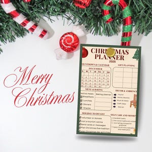 Op de afbeelding: Een kerstplanner voor 2025 met een aftelkalender, cadeauplanning, menu en bakken, een takenlijst voor de feestdagen, decor en sfeer en zelfzorgsecties. De afbeelding bevat kerstversieringen.