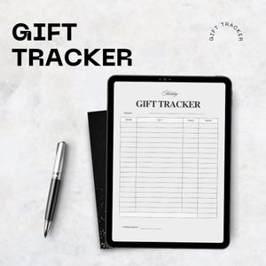 Op de afbeelding: Een tablet met een digitale cadeau tracker met de woorden "Gift Tracker" in vette, zwarte letters. Een zwarte pen en een zwart notitieboekje liggen naast de tablet. De tracker heeft velden voor naam, cadeau, prijs en inpakken.