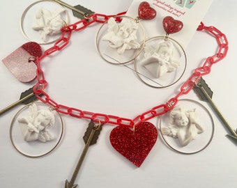 Vintage Style Cherub Halskette: Rotes Glitzer-Herz, Messingpfeil