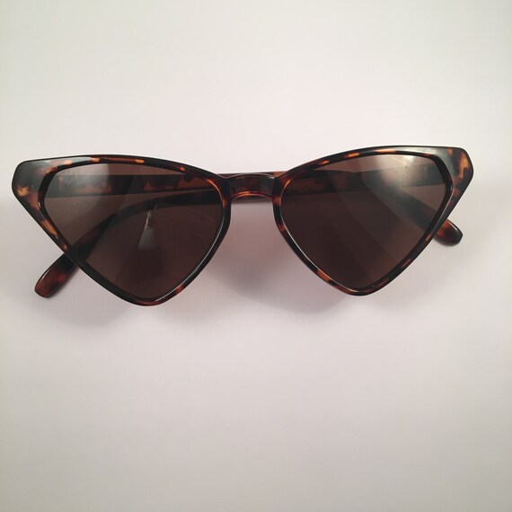 Angular Cat Eye Sunglasses 1950s 50s Red Black Wh… - image 4