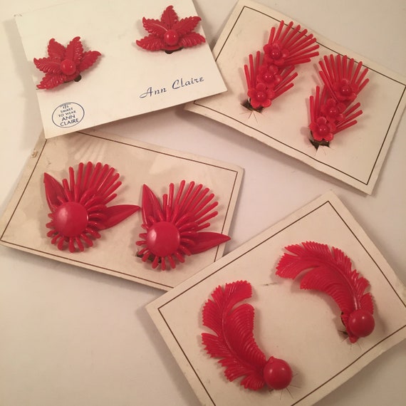 1950s 50s 1940s 40s Red Ear Climber Flower Stateme