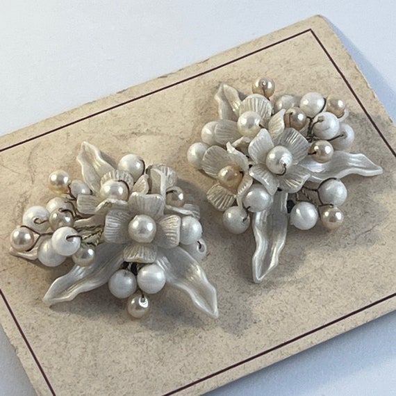 1950s White Flower Clip On Earrings Original Vint… - image 2