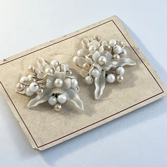 1950s White Flower Clip On Earrings Original Vint… - image 1