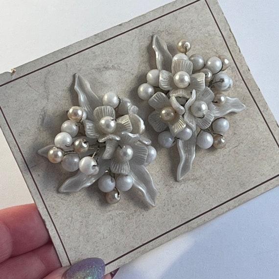 1950s White Flower Clip On Earrings Original Vint… - image 3