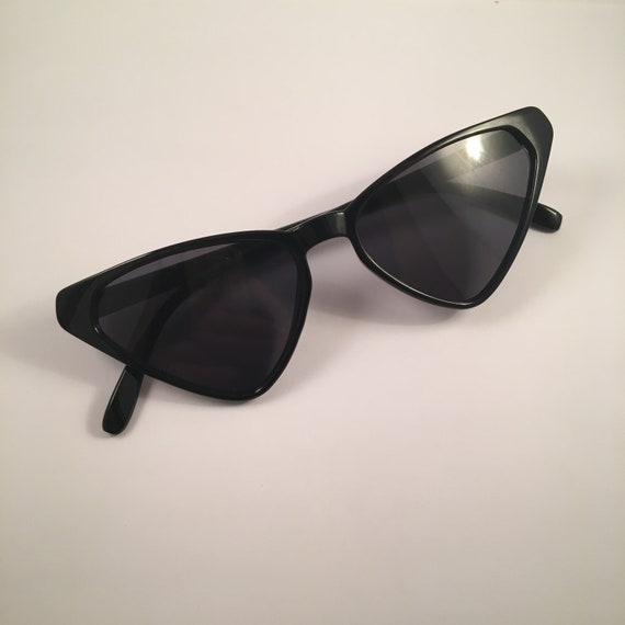 Angular Cat Eye Sunglasses 1950s 50s Red Black Wh… - image 5