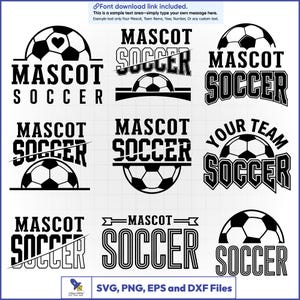 Può includere: Una collezione di nove design grafici digitali in bianco e nero con palloni da calcio e il testo MASCOT SOCCER o YOUR TEAM SOCCER. I design includono vari layout con stili tipografici divisi, arcuati e lineari per il branding sportivo.