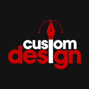 Könnte beinhalten: Ein grafisches Logo auf schwarzem Hintergrund mit dem weißen Text custom und dem roten Text design. Ein rotes Füllfederhalter-Symbol ist vertikal zwischen den Wörtern platziert, gekrönt von einer dünnen roten gebogenen Linie und zwei Punkten.