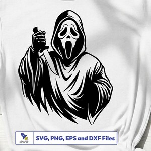 Peut inclure: Graphique noir et blanc d'une figure en robe &agrave; capuche tenant un couteau. La figure a un masque blanc avec une expression criante. L'image comprend le texte "SVG, PNG, EPS et DXF Files".