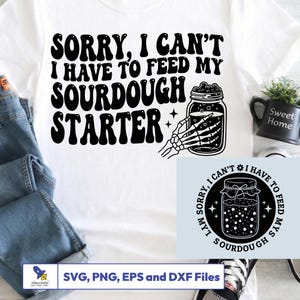Könnte beinhalten: Weißes T-Shirt mit dem schwarzen Text "SORRY, I CAN'T I HAVE TO FEED MY SOURDOUGH STARTER". Auf dem Shirt befindet sich eine Schwarz-Weiß-Illustration eines Glases mit einer Skeletthand, die danach greift. Das Shirt hat auch eine kleine Grafik mit der Aufschrift "SVG, PNG, EPS and DXF Files".