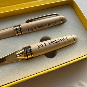 Set de regalo de escritorio de arce con bolígrafo y abrecartas, regalo para el Día del Padre, regalo para papá, regalo de oficina personalizable, regalo de jubilación, estuche para bolígrafos grabado.