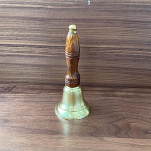 Campana escolar de latón grabada a medida con mango de madera: regalo personalizado para maestros, decoración del aula, regalo de graduación, campana escolar personalizada