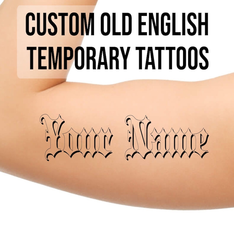 Pu&ograve; includere: Un tatuaggio temporaneo con le parole "Your Name" in un carattere inglese antico personalizzato.