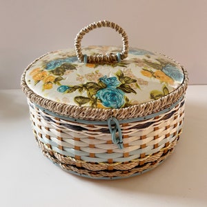 REDUCED! Vtg Singer Sewing Basket Floral Tapestry Lid Satin Lined
