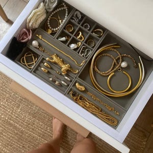 Customizable drawer organizer for your jewelry. Display velvet jewelry trays
