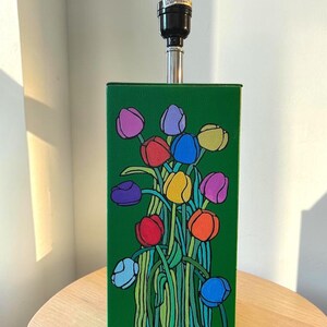 Base de lámpara de mesa floral colorida pintada a mano, verde, con flores en los cuatro lados, pieza decorativa.