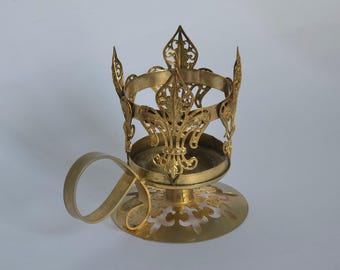 Portavelas antiguo de latón con flor de lis / Candelabro de filigrana ornamentada
