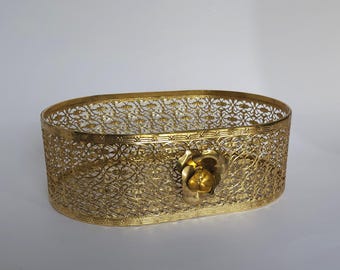 Vintage Hollywood Regency guldfiligran oval korg med metallrosdetaljer