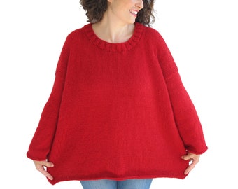 Könnte beinhalten: Ein roter, übergroßer Strickpullover mit Rundhalsausschnitt.