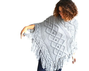 Poncho in maglia a trecce grigio chiaro di Afra Plus Size Over Size Maternity