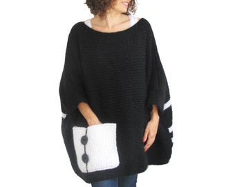 Puede incluir: Suéter de punto negro con un bolsillo blanco y dos botones negros. El suéter tiene rayas blancas en las mangas.