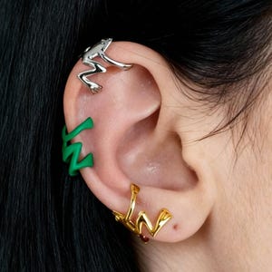 Frog Earring, Frog and Toad, Frog Earcuff, Green Frog Ear Climber, Cute Ear cuff Earrings, Helix Piercing, Ear Wrap, Ear cuff no Piercing