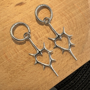 Spiked Herz Ohrringe, Dornen Ohrringe, Ohrring in Herzform, Spiky Huggie Hoop Ohrringe, Metallohrring, Nu Goth, Y2K Ohrring, Spike Piercing