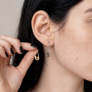 Pendientes de clip: Pendientes de imperdible, Joyería de clip, Pendientes para el día a día, Clip con gema, Pendientes modernos, Pendientes elegantes, Joyería contemporánea